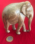 Estatueta de elefante entalhada à mão, produzida apartir de madeira de lei entre 1950 a 1970 .