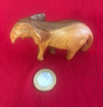 Estatueta de elefante entalhada à mão produzida apartir de madeira de lei entre 1950 a 1970.