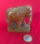 Estatueta de elefante entalhada à mão comumente produzida no Sudeste Asiático entre 1960 a 1980.