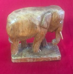 Estatueta de elefante entalhada à mão em madeira produzido na Tailândia entre 1960 a 1970.