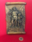 Placa decorativa em relevo inspirada no famoso monumento a Guilherme Tell (Wilhelm Tell), localizado em Altdorf, na Suíça feita de resina fundida entre final do século XIX a meados do século XX .