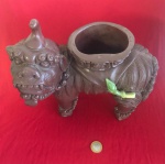 Incensário no formato de um Cão de Fó  feito de terracota produzido na China entre final do século XIX e início do século XX .