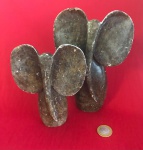 Escultura Shona de Elefantes de pedra natural com  produzida  no Zimbábue  pelo artistas James Mbewe entre 1990 a 2000 .