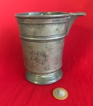 Caneca de tavernas feita de estanho com presença de chumbo inglesa produzida no Inglaterra (Reino Unido) com o código 216 , número oficial do distrito Sheffield no período do Reinado da Rainha Vitória entre 1879 a 1901 .