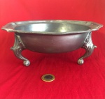 Tigela tripé em estanho antigo da marca Anjo  de origem europeias continental produzida predominantemente entre o final do século XVIII e o início do século XX.