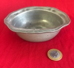 Tigela de estilo Queen Anne  feita de estanho produzida entre 1970 a 1990 .