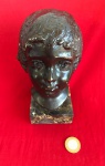 Escultura de bronze com platina escura representando o busto de uma criança sobre uma base de mármore feita e assinada pelo artistas ítalo-brasileiro Domenico Calabronde de número 627 produzido entre 1960 a 1990 .