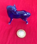 Miniatura de cavalo em porcelana azul cobalto inspirados nos famosos  Cavalos Tang  produzido na China.
