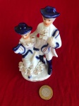 Casal de músicos nobres feito de porcelana branca e azul no estilo Holandês comum entre os anos de 1960 a 1980 .