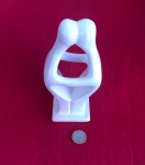 Escultura decorativa abstrata de um casa junto feito de cerâmica.