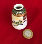 Mini vaso decorativo de porcelana japonesa  decorada  com a técnica Moriage produzido entre 1890 a 1930.