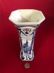 Vaso de cerâmica da Delft Blue , pintado à mão produzido na Holanda  entre 1880 a 1960.