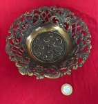 Antiga Fruteira ITALIANA em metal ricamente decorada com florões, arabescos e volutas produzido entre as décadas de 1960 e 1970.