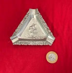 Cinzeiro vintage triangular feito de aço inoxidável com tema naltico estilo europeu.