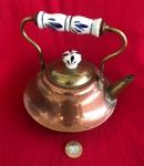 Chaleira vintage em cobre com alça de porcelana, das décadas entre 1930 a 1960.