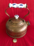 Chaleira de cobre vintage  com alça em porcelana no estilo europeu das décadas de 1970 a 1980 .