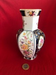 Vaso de porcelana do estilo Imari pintado à mão com acabamentos em ouro  produzida no Japão entre as décadas de 1960 a 1980 .