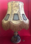 Abajur vintage com  cápsula feita de couro legítimo, costurado à mão com tiras de couro que criam um padrão decorativo de entrelaçamento e base de madeira de Carvalho torneadas  produzido em países europeus entre 1940 a 1960.