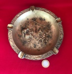 Cinzeiro latão dourado com pátina vintage associada ao estilo clássico europeu de meados do século XX .