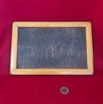 Reprodução artística decorativa inspirada na arte da Mesopotâmia antiga feita de folha de cobre fina trabalhada em relevo  das décadas de 1960 e 1980 .