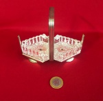 Petisqueira antiga de cristal com alça de metal, estilo Art Deco.