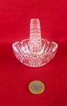 Cesta em miniatura de cristal popular das décadas de 1970 a 1990.