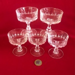 Taças de cristal do modelo Louvre, produzidas pela renomada fabricante francesa Cristal d'Arques-Durand entre 1970 e 1980 .