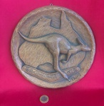 Placa de parede decorativa de recordação da Austrália feita de resina composta  com design de cangurú produzido entre as décadas de 1970 e 1980 .