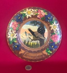 Prato de parede entalhado e pintado à mão feito de madeira no estilo das décadas de 1950 a 1970  na Áustria.