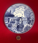 Prato decorativo de parede da marca Royal Delft, modelo Blauw Handwerk, feito em cerâmica azul e branca tradicional feito na Holanda na década 1950.