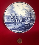 Prato decorativo de parede da marca Royal Delft, modelo Blauw Handwerk, feito em cerâmica azul e branca tradicional feito na Holanda na década 1950.
