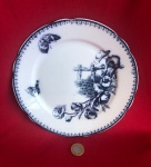 Prato  feito de porcelana fina no modelo Malaca produzidos pela renomada fábrica Petrus Regout & Co produzido na Holanda por volta de 1870 e 1900.