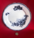 Prato feito de porcelana fina no modelo Malaca produzidos pela renomada fábrica Petrus Regout & Co produzido na Holanda por volta de 1870 e 1900.