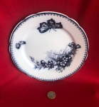 Prato  feito de porcelana fina no modelo Malaca produzidos pela renomada fábrica Petrus Regout & Co produzido na Holanda por volta de 1870 e 1900.