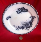 Prato feito de porcelana fina no modelo Malaca produzidos pela renomada fábrica Petrus Regout & Co produzido na Holanda por volta de 1870 e 1900.