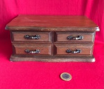 Porta-joias vintage de madeira, projetado com um estilo clássico de mini cômoda.