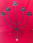Candelabro de ferro forjado em estilo rústico projetado para acomodar cinco velas.