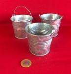 Minis baldes feito de aço galvanizado .