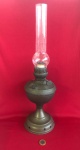 Lampião de mesa a querosene feito de latão  com cúpula de vidro produzido entre 1900 a 1950. Faixa de preço: R$200 a R$400