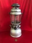 Lampião antigo a querosene da marca  Hipólito  modelo H-502 Automático fabricado em Torres Vedras, Portugal, pela Casa Hipólito S.A entre as décadas de 1950 a 1970.