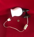 Arandela de parede vintage com cúpula feita em vidro opalino e base em plástico injetado comum entre as décadas de 1970 e 1980 .