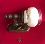 Arandela de parede vintage com cúpula feita em vidro opalino e base em madeira torneada  comum entre as décadas de 1970 e 1980 .