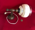 Arandela de parede vintage com cúpula feita em vidro opalino e base em madeira torneada  estilo da década de 1950 .