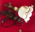 Arandela de parede vintage, caracterizada por seu estilo clássico e base de madeira torneada com cúpula em Vidro opalino com borda ondulada  das décadas de 1970 e 1980 .