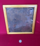 Reprodução artística decorativa inspirada na arte chinesa antiga feita de folha de cobre fina trabalhada em relevo  das décadas de 1960 e 1980 .