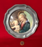 Representação da famosa obra Maria e o Menino Jesus originalmente pintada pelo mestre renascentista italiano Sandro Botticelli por volta de 1480-1481.