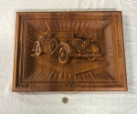 Painel decorativo de madeira entalhada representando um carro antigo no estilo 3D.