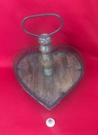 Bandeja decorativa artesanal em formato de coração, fabricada com uma base de madeira rústica e bordas de ferro.