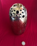 Vaso decorativo de cerâmica com acabamento metálico.