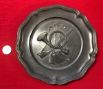 Prato decorativo de parede feito em estanho da marca Engel - Punze feito na Europa entre as décadas de 1960 e 1980 .